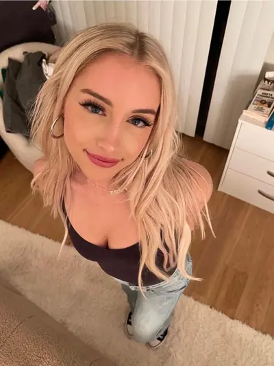 Bella (@bellarometv) OnlyFans profile photo