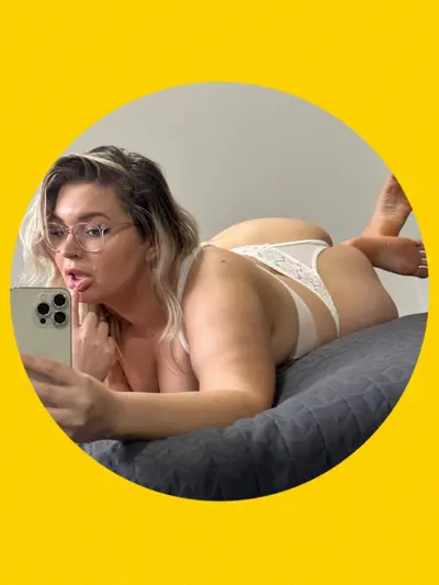 H0RNY MOMMY SHAY (@cheeky_yelofree) OnlyFans profile photo